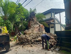 Gapura Stadion Pecangakan Ambruk Nyaris Timpa Pemotor