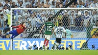 Argentina berhasil memanfaatkannya menjadi gol kedua lewat kaki Fernandez pada menit ke-88. AP/Hassan Ammar