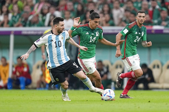 Lionel Messi Cs Jaga Asa Argentina Lolos ke 16 Besar Argentina's Lionel Messi, left, challenges for the ball with Mexico's Erick Gutierrez, center, during the World Cup group C soccer match between Argentina and Mexico, at the Lusail Stadium in Lusail, Qatar, Saturday, Nov. 26, 2022. (AP Photo/Ariel Schalit)
