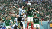 Laga Argentina vs Meksiko pada Grup C Piala Dunia 2022 berlangsung di Lusail Iconic Stadium, Minggu (27/11/2022) dini hari WIB. Pertandingan dimulai dengan alot, di mana Meksiko yang agresif menyulitkan Argentina mengembangkan permainan. AP/Hassan Ammar