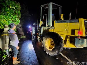 Longsor Tutup Jalur Bromo, Wisatawan 2 Jam Terjebak Macet Longsor Tutup Jalur Bromo, Wisatawan 2 Jam Terjebak Macet