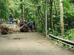 Longsor Putus Jalur Utama di Kawasan Wisata Maribaya-Lembang