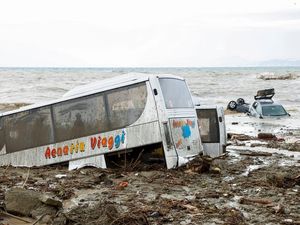 Mobil-mobil di Pulau Ischia Italia Hanyut Diterjang Longsor Mobil-mobil di Pulau Ischia Italia Hanyut Diterjang Longsor
