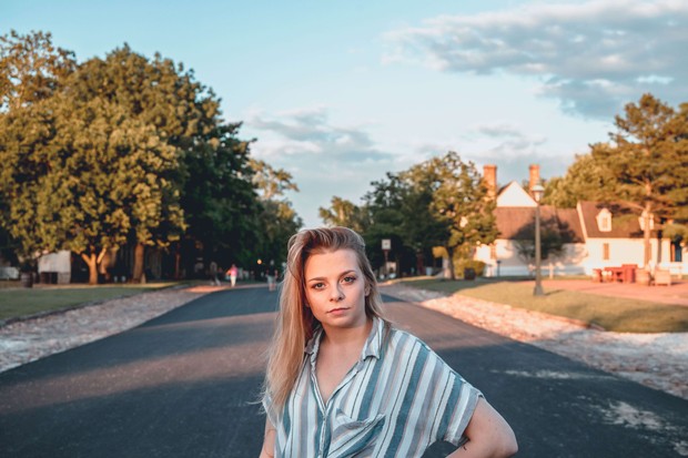 Outfit motif garis vertikal /Foto: Tnarg/Pexels Outfit motif garis vertikal