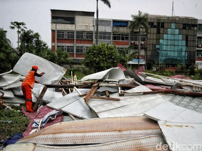 Penampakan Belasan Rumah Semi Permanen Roboh Dihantam Puting Beliung