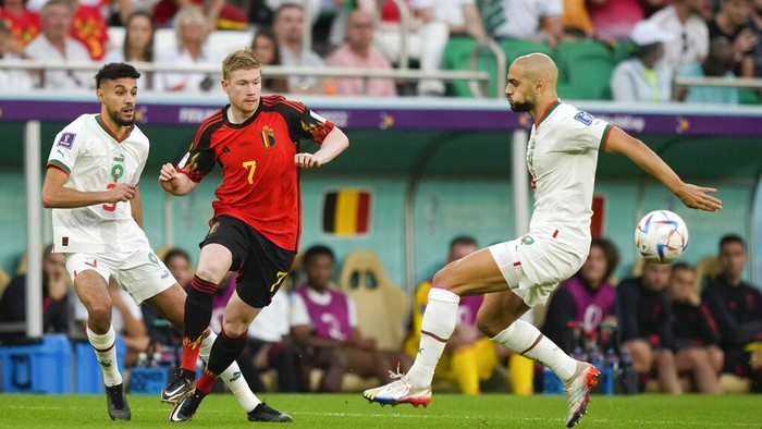 Moroccos Noussair Mazraoui, left, and Sofyan Amrabat, right, defend against Belgiums Kevin De Bruyne during the World Cup group F soccer match between Belgium and Morocco, at the Al Thumama Stadium in Doha, Qatar, Sunday, Nov. 27, 2022. (AP Photo/Frank Augstein)
