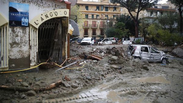 Porak-poranda Pulau Ischia Italia Diterjang Longsor