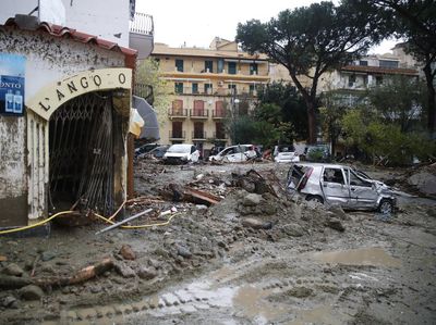 Porak-poranda Pulau Ischia Italia Diterjang Longsor