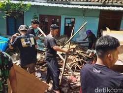 Rumah Nenek Sri di Bojonegoro Ambruk Terimbas Hujan Deras