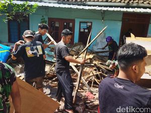 Rumah Nenek Sri di Bojonegoro Ambruk Terimbas Hujan Deras Rumah Nenek Sri di Bojonegoro Ambruk Terimbas Hujan Deras