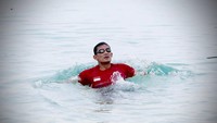 Sandiaga Nikmati Sensasi Berenang di Pulau Tak Berpenghuni