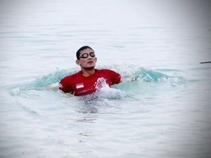 Sandiaga Nikmati Sensasi Berenang di Pulau Tak Berpenghuni