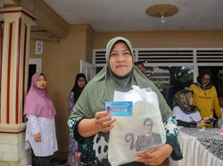 Sahabat Sandi Sediakan Sembako Murah untuk Nelayan-Warga di Tangerang