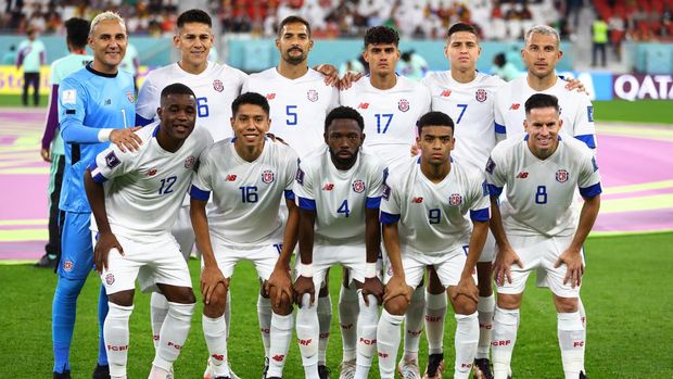 Soccer Football - FIFA World Cup Qatar 2022 - Group E - Spain v Costa Rica - Al Thumama Stadium, Doha, Qatar - November 23, 2022 Costa Rica players pose for a team group photo before the match REUTERS/Hannah Mckay