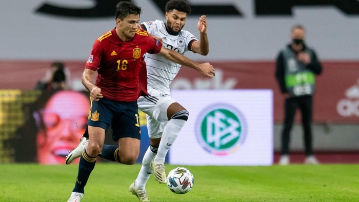 SEVILLE, SPAIN - NOVEMBER 17: (BILD ZEITUNG OUT) Rodri of Spain and Serge Gnabry of Germany battle for the ball during the UEFA Nations League group stage match between Spain and Germany at Estadio de La Cartuja on November 17, 2020 in Seville, Spain. (Photo by Javier Montano/DeFodi Images via Getty Images)