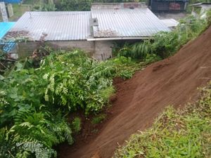 Tanah Kuburan di Angantiga Longsor, 3 Warung Warga Rusak