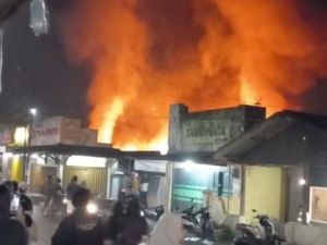 Malam Kelam Pedagang Pasar Kesamben Blitar Lihat Lapaknya Ludes Terbakar Malam Kelam Pedagang Pasar Kesamben Blitar Lihat Lapaknya Ludes Terbakar