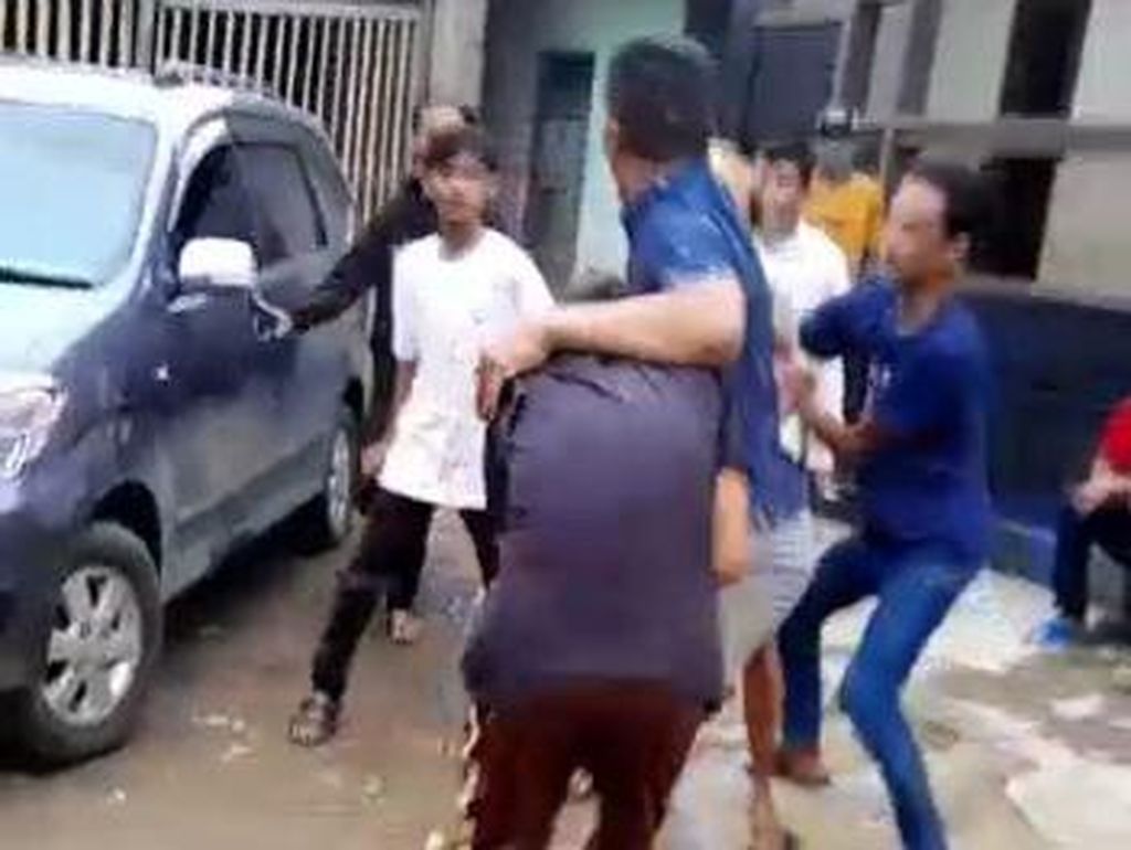 Pria di KBB Diduga Perkosa Anak Kandung, Diamuk Warga-Ditangkap Polisi Pria di KBB Diduga Perkosa Anak Kandung, Diamuk Warga-Ditangkap Polisi