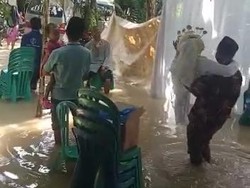 Viral Hajatan di Bojonegoro Diterjang Banjir, Mempelai Wanita Digendong