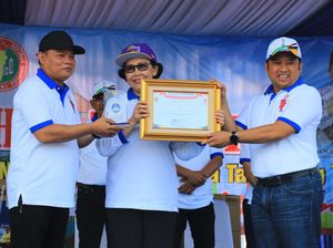 Peduli Guru, Walkot Tangerang Terima Anugerah Kertaraharja dari PGRI