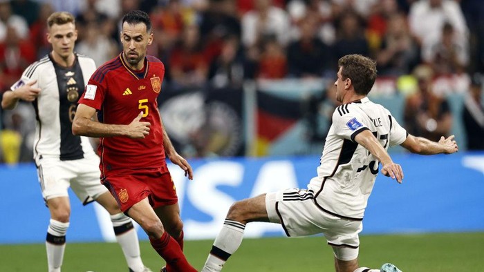 AL KHOR - (l-r) Sergio Busquets of Spain, Thomas Muller of Germany during the FIFA World Cup Qatar 2022 group E match between Spain and Germany at Al Bayt Stadium on November 27, 2022 in Al Khor, Qatar. AP | Dutch Height | MAURICE OF STONE (Photo by ANP via Getty Images)