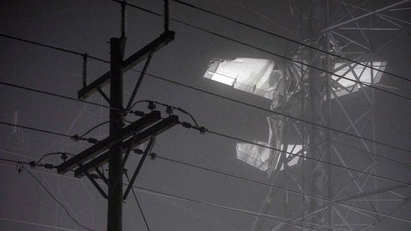 Ada Pesawat Nyangkut di Tiang Listrik AS, Begini Kondisinya
