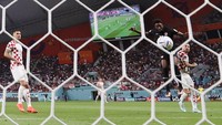 Berawal dari bola lambung lini pertahanan Kanada ke sektor belakang Kroasia, bola diterima Tajon Buchanan di sisi kanan yang mengirim umpan lambung ke kotak penalti. Davies berlari menanduk bola masuk ke gawang. Adrian Dennis/AFP/Getty Images  