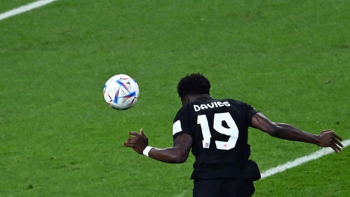 Aksi Alphonso Cetak Gol Tercepat di Piala Dunia 2022, 68 Detik! Canada's forward #19 Alphonso Davies heads the ball to score his team's first goal during the Qatar 2022 World Cup Group F football match between Croatia and Canada at the Khalifa International Stadium in Doha on November 27, 2022. (Photo by Jewel SAMAD / AFP) (Photo by JEWEL SAMAD/AFP via Getty Images)