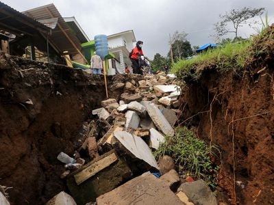 Aksi Sosial Relawan Bantu Korban Gempa Cianjur