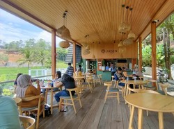 Adem! Makan Ayam Goreng Sambal Cibiuk Berpemandangan Sawah Garut