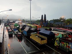 Ditutup Sejam, Kendaraan Mengular di Pelabuhan Gilimanuk