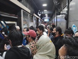 Penumpang TransJ di Tegal Parang Antre hingga JPO, Begini Kondisinya