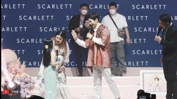 Arsy Foto Bareng Song Joong Ki Arsy Foto Bareng Song Joong Ki