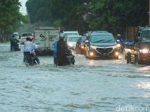 Hujan Deras Terjang Banyuwangi 2 Jam, Kawasan Perkotaan Banjir Setinggi 60 Cm