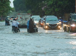 Hujan Deras Terjang Banyuwangi 2 Jam, Kawasan Perkotaan Banjir Setinggi 60 Cm