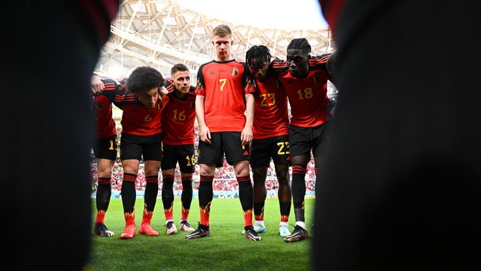 DOHA, QATAR - NOVEMBER 27: Kevin De Bruyne of Belgium looks on during a pre match huddle before the FIFA World Cup Qatar 2022 Group F match between Belgium and Morocco at Al Thumama Stadium on November 27, 2022 in Doha, Qatar. (Photo by Michael Regan - FIFA/FIFA via Getty Images)
