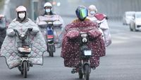 Brrr.. Warga China Selimutan di Motor