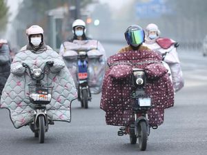 Brrr.. Warga China Selimutan di Motor