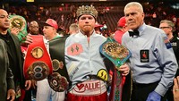 Saul Canelo Alvarez telah mengoleksi sabuk WBA Super, WBC, IBF, dan IBO kelas menengah super. Frederic j Brown/AFP via Getty Images.