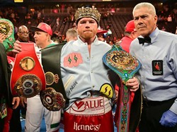 Saul Canelo Alvarez telah mengoleksi sabuk WBA Super, WBC, IBF, dan IBO kelas menengah super. Frederic j Brown/AFP via Getty Images.