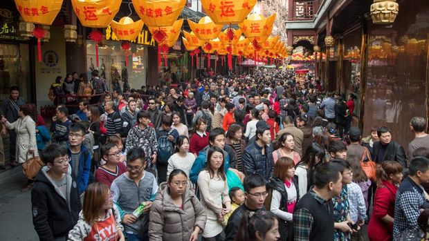 Crowds in Old Town (Nanshi) during Chinese New Year celebration, Shanghai, China.