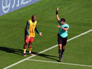 Pemain Cadangan Kamerun Ini Apes, Dikartu Kuning saat Ikut Rayakan Gol