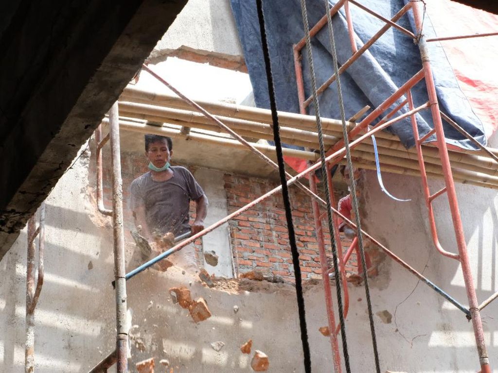 Langgar IMB, Lantai 4 Rumah di Gambir Dibongkar Satpol PP Jakpus