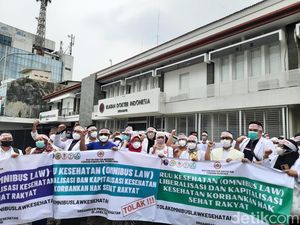 Dokter, Perawat dan Bidan di Jatim Protes RUU Omnibus Law Kesehatan Dokter, Perawat dan Bidan di Jatim Protes RUU Omnibus Law Kesehatan
