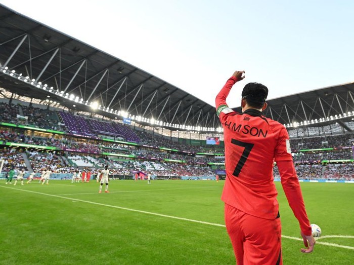 Ghana menaklukkan Korea Selatan dalam laga seru di lanjutan Grup H Piala Dunia 2022. The Black Start menang 3-2 atas Taeguk Warriors.