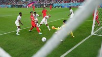 GOL! Banyak ditekan, Ghana malah mencuri keunggulan pada menit ke-24. Dari umpan lambung di kiri, bola yang gagal dihalau Korea disambar Mohammed Salisu.