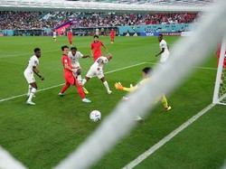 GOL! Banyak ditekan, Ghana malah mencuri keunggulan pada menit ke-24. Dari umpan lambung di kiri, bola yang gagal dihalau Korea disambar Mohammed Salisu.