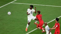 GOL! Ghana mencetak gol kedua pada menit ke-34, dari arah yang sama dengan gol pertama. Umpan lambung Jordan Ayew ditanduk Kudus yang lolos dari pengawalan di depan gawang. Skor 2-0 tak berubah lagi sampai babak pertama selesai.