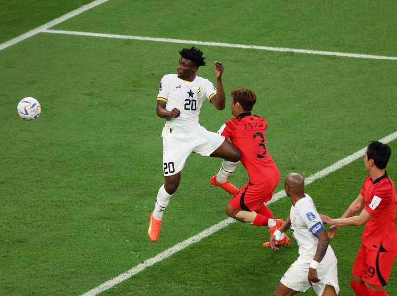 Ghana menaklukkan Korea Selatan dalam laga seru di lanjutan Grup H Piala Dunia 2022. The Black Start menang 3-2 atas Taeguk Warriors.