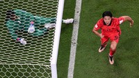 Korea meningkatkan intensitas serangan pada babak kedua dan berhasil menyamakan skor melalui sepasang gol Cho Gue-sung di menit ke-58 dan 61. Skor 2-2.